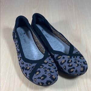Cloudsteppers by Clarks Gray and Black Leopard Print Comfortable Fabric Flats